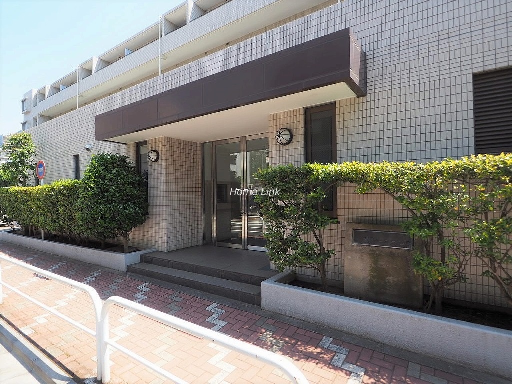 蓮根パーク・ホームズ　エントランス前