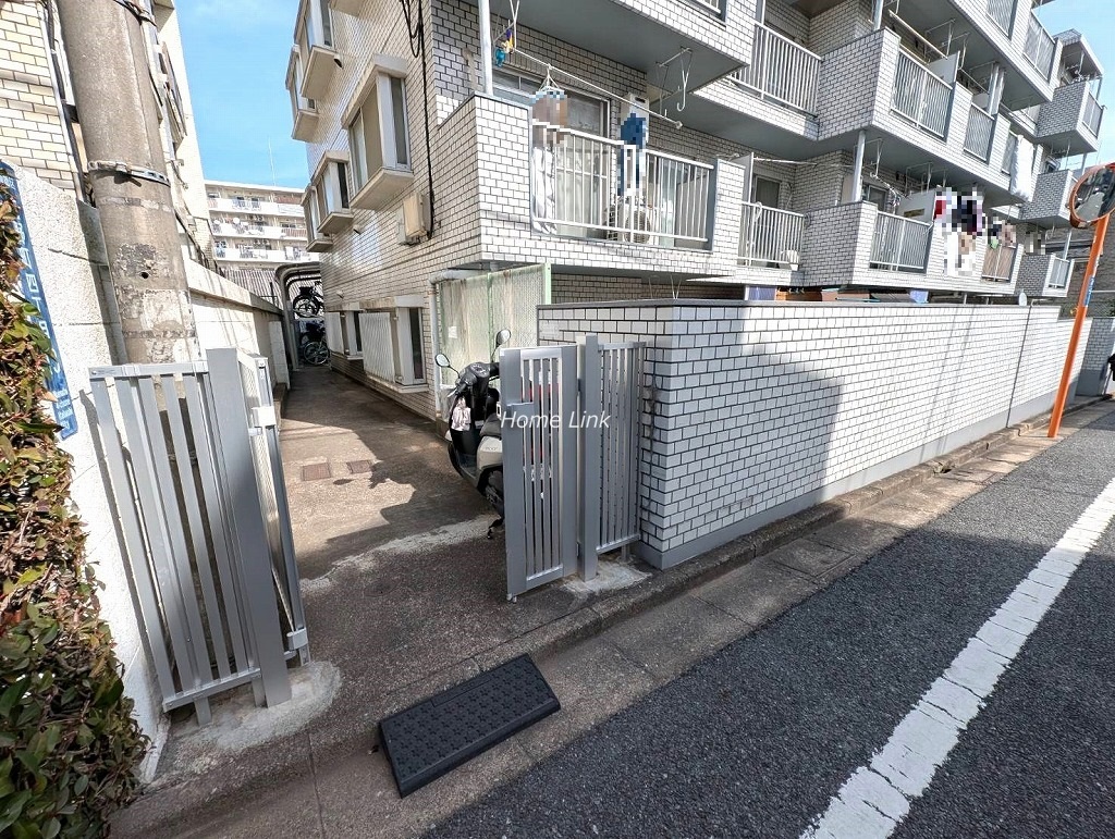 サンライフ見次公園　駐輪場出入口