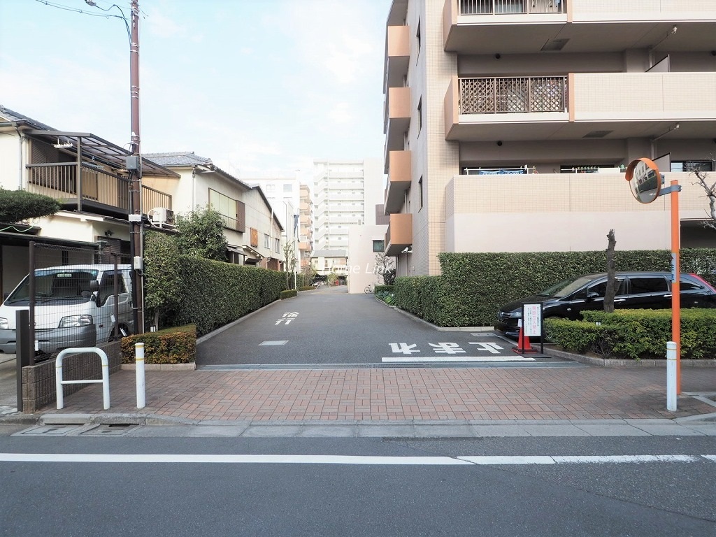 ザ・ウインベル本蓮沼　駐車場出入口