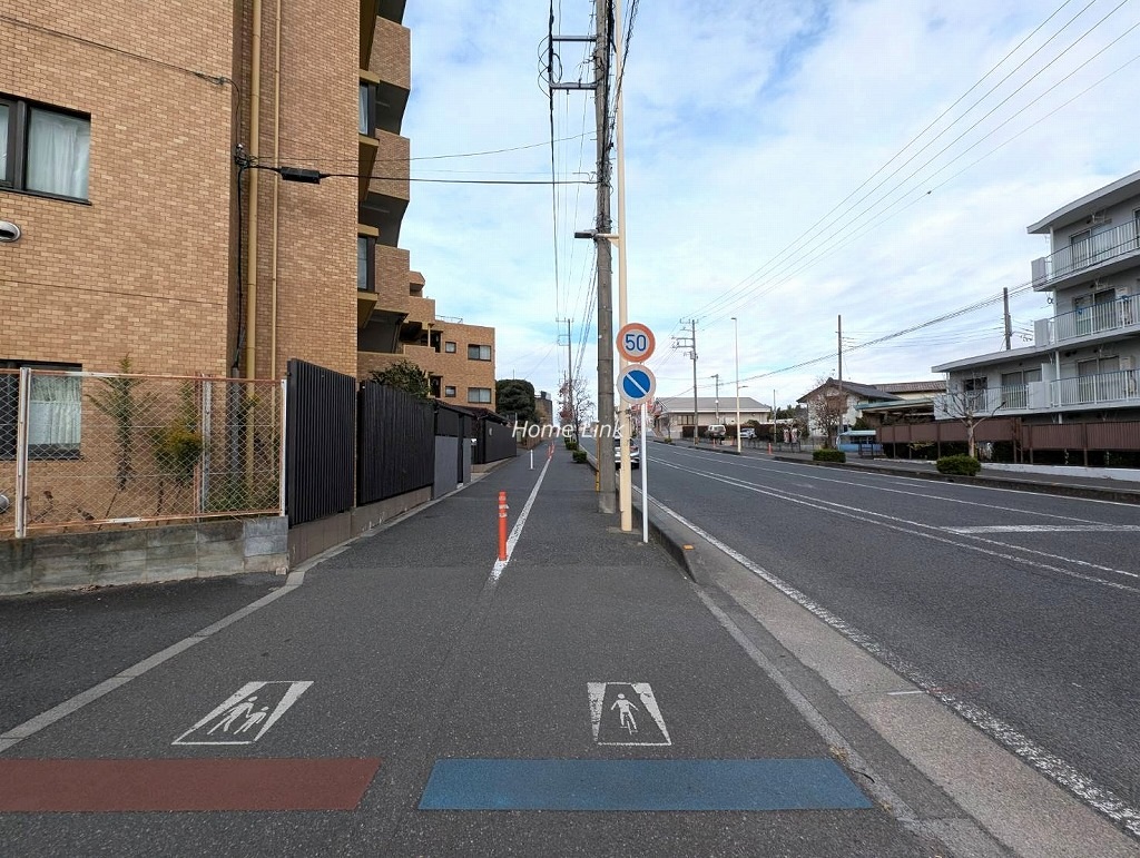 ライオンズマンション東浦和　マンション前面は広い歩道