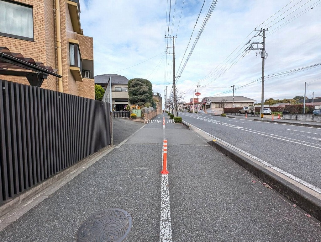 ライオンズマンション東浦和　マンション前面は広い歩道