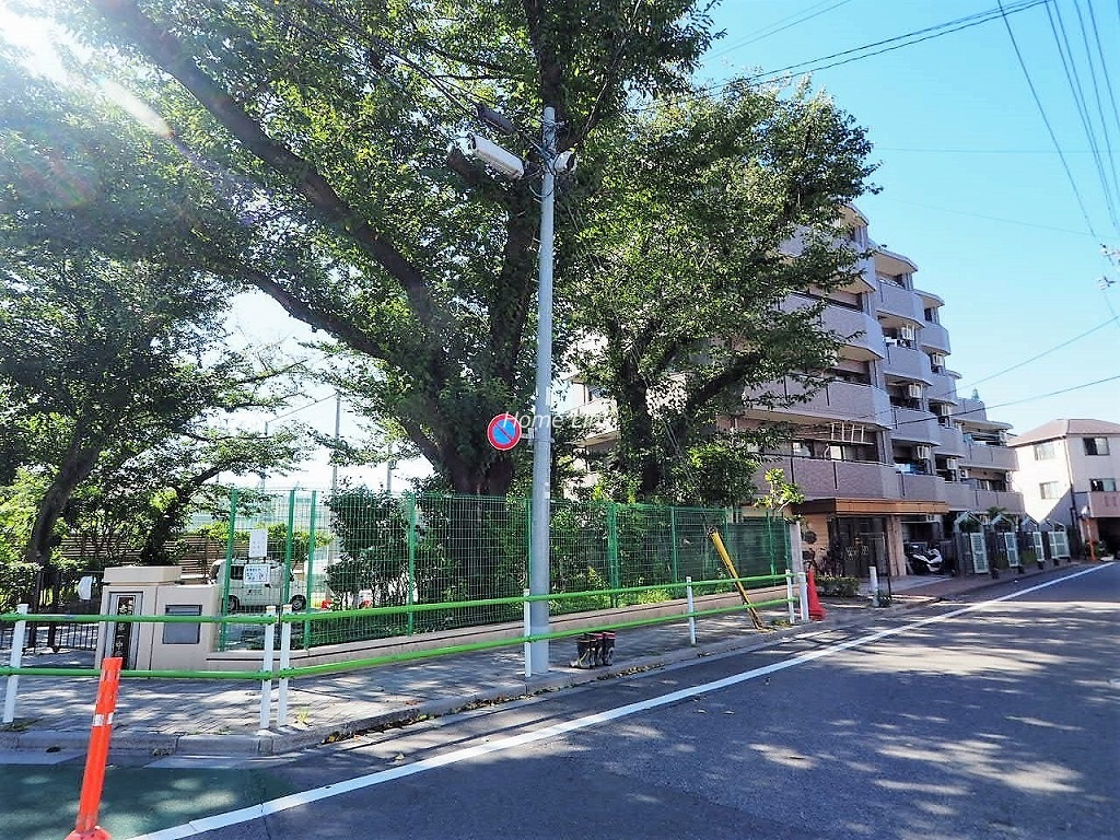 レーベンハイム東武練馬　隣接する赤塚第一中学校