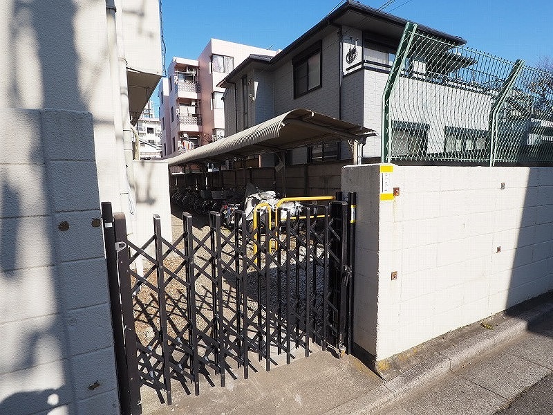 南ときわ台ローヤルコーポ 駐輪場出入口