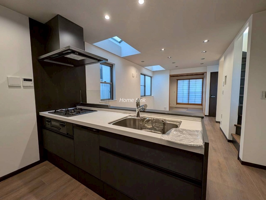 東新町2丁目 中古戸建 2階 リビングを見渡すキッチン