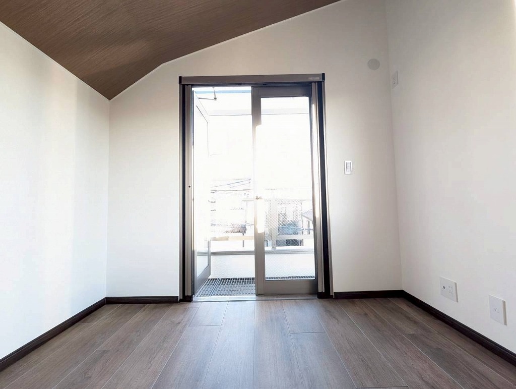 東新町2丁目 中古戸建 3階 洋室6.2帖からバルコニーへ