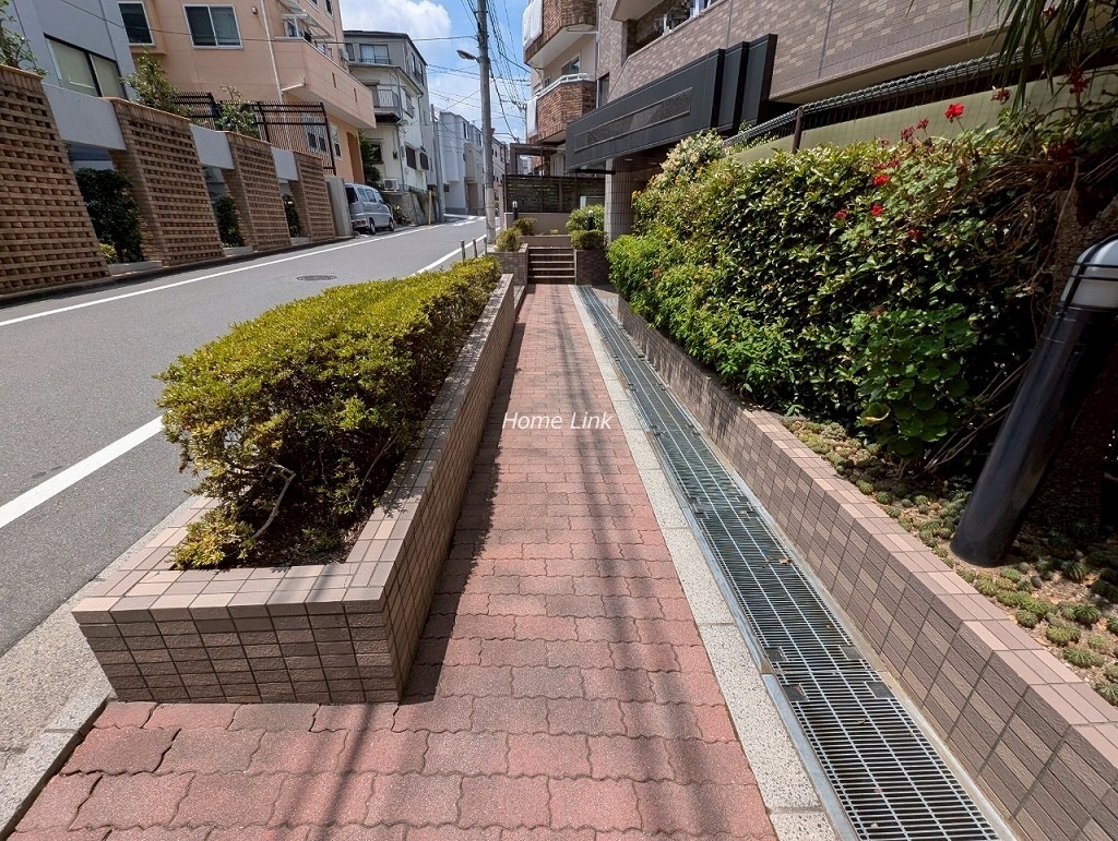 レクセルマンション板橋徳丸　エントランス前 スロープあり