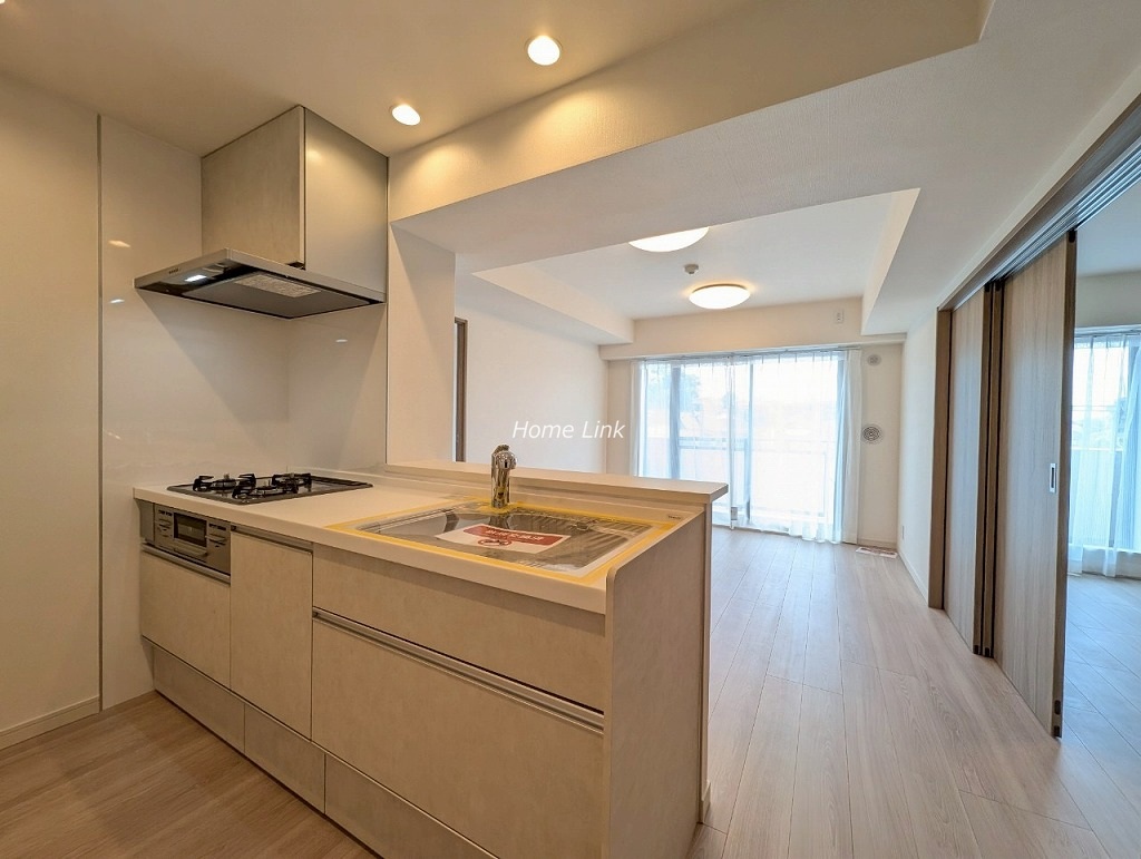 レクセルマンション板橋徳丸5階　リビングを見渡す開放的なキッチン