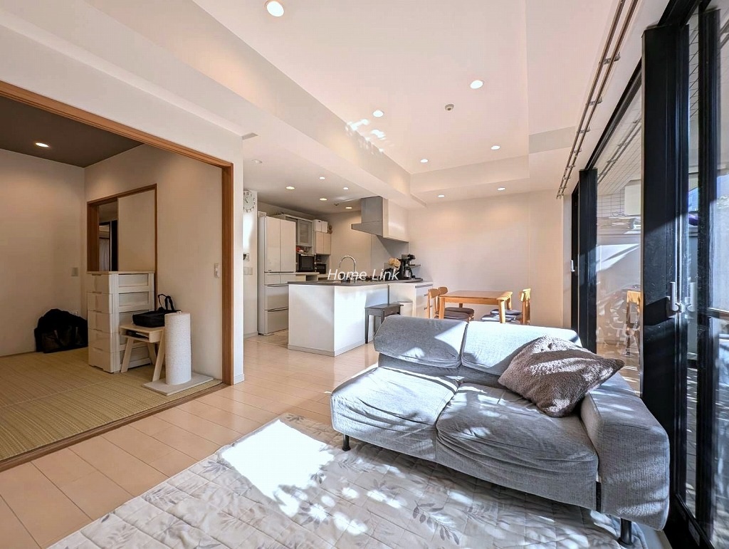 レクセル大宮1階 大きな窓からの陽光に包まれるLDK