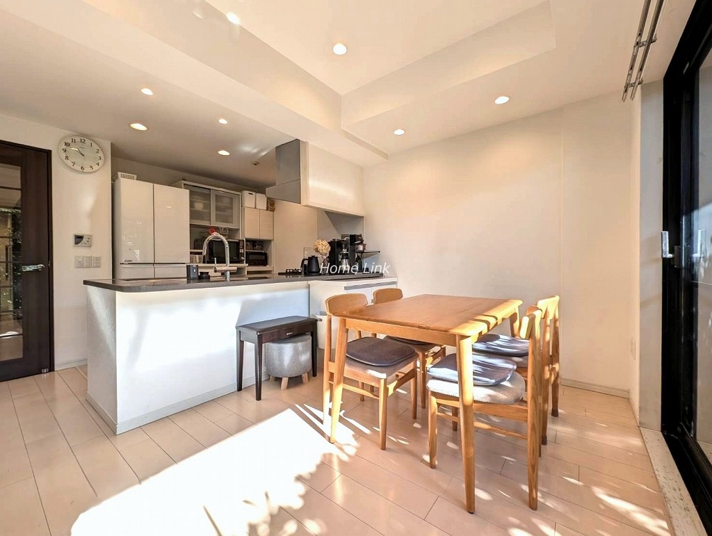 レクセル大宮1階 リビングを見渡す開放的なキッチン