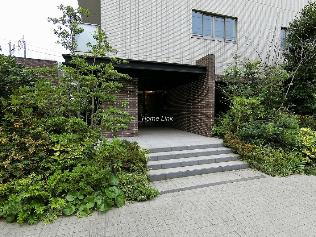 イニシア板橋浮間公園 エントランス前