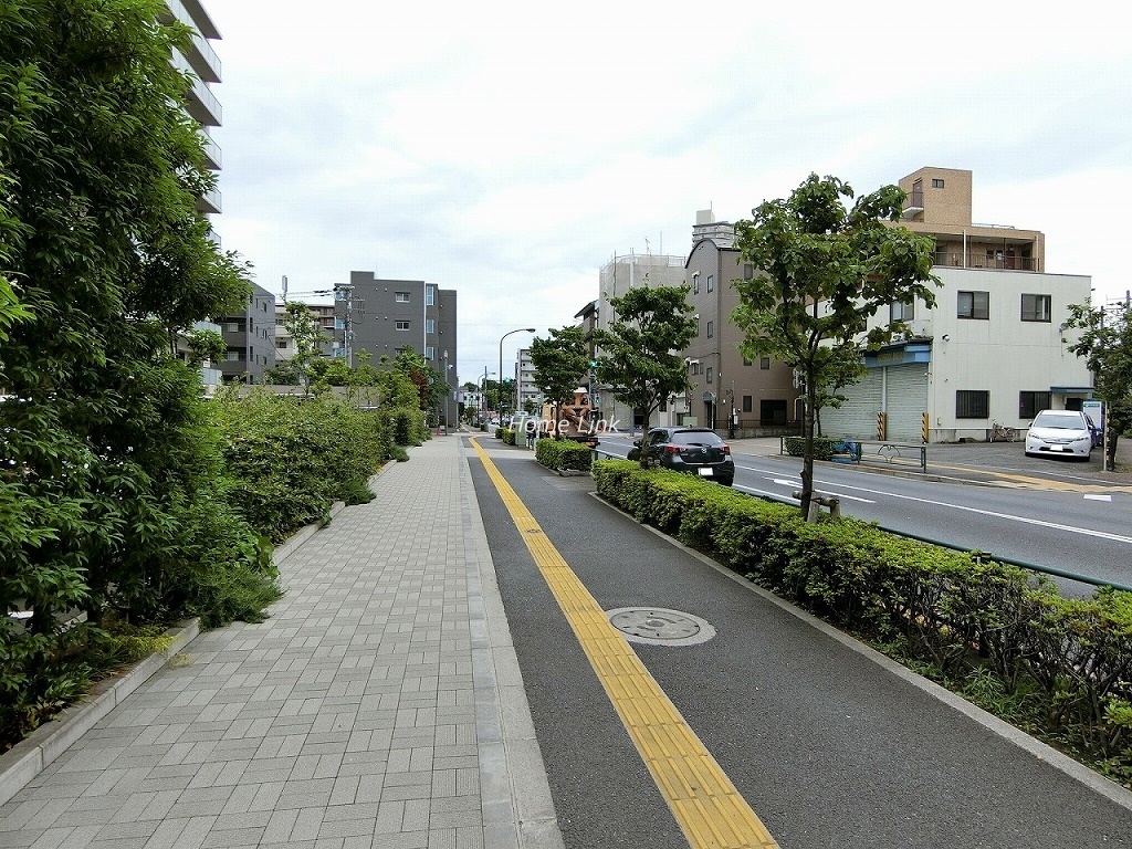 イニシア板橋浮間公園 南側 前面道路歩道