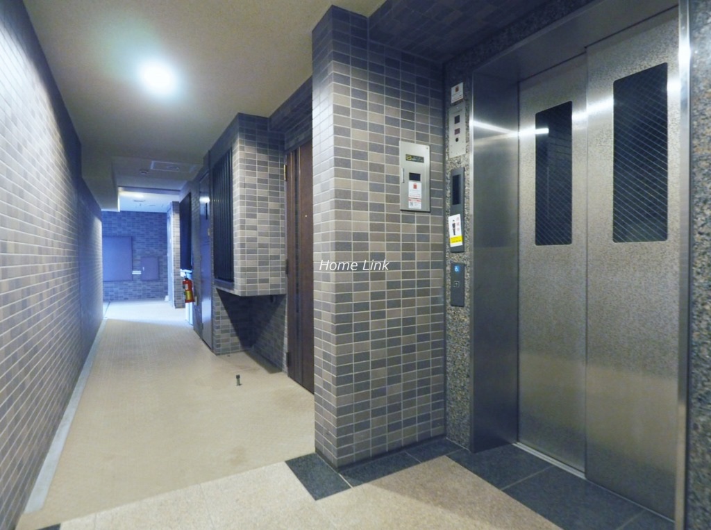 レーベンハイム赤塚公園参番館　エレベーターホール