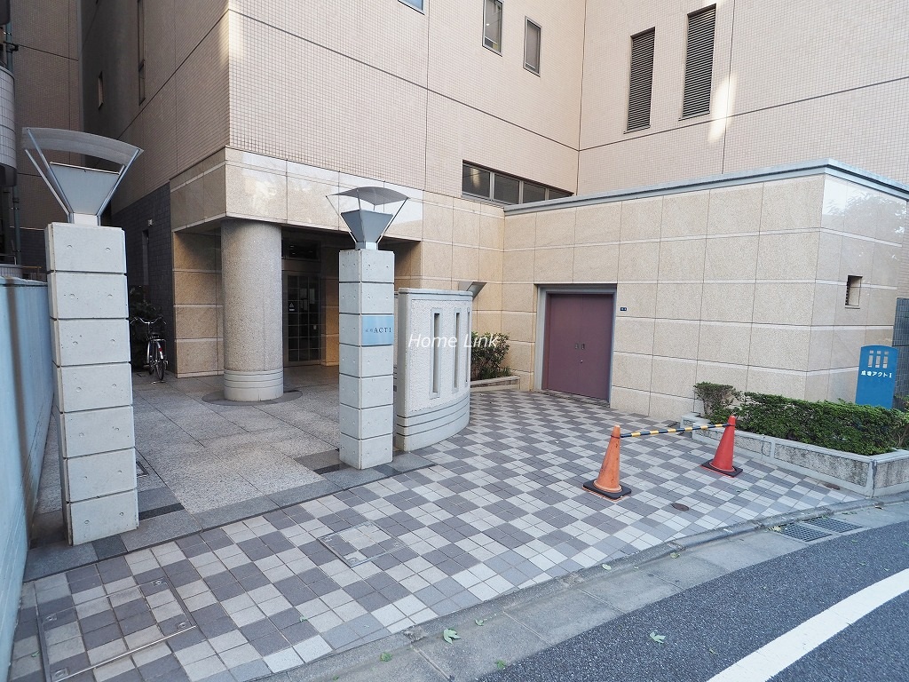 成増ACT1 エントランス前