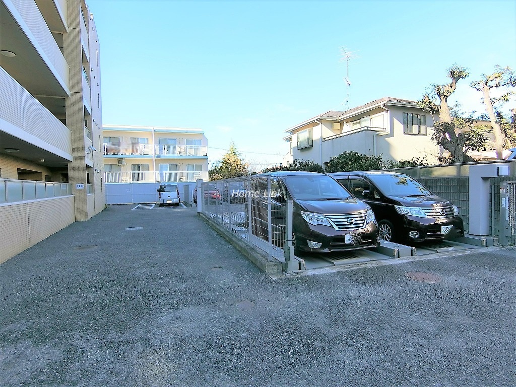 ベルハイム小竹向原 駐車場