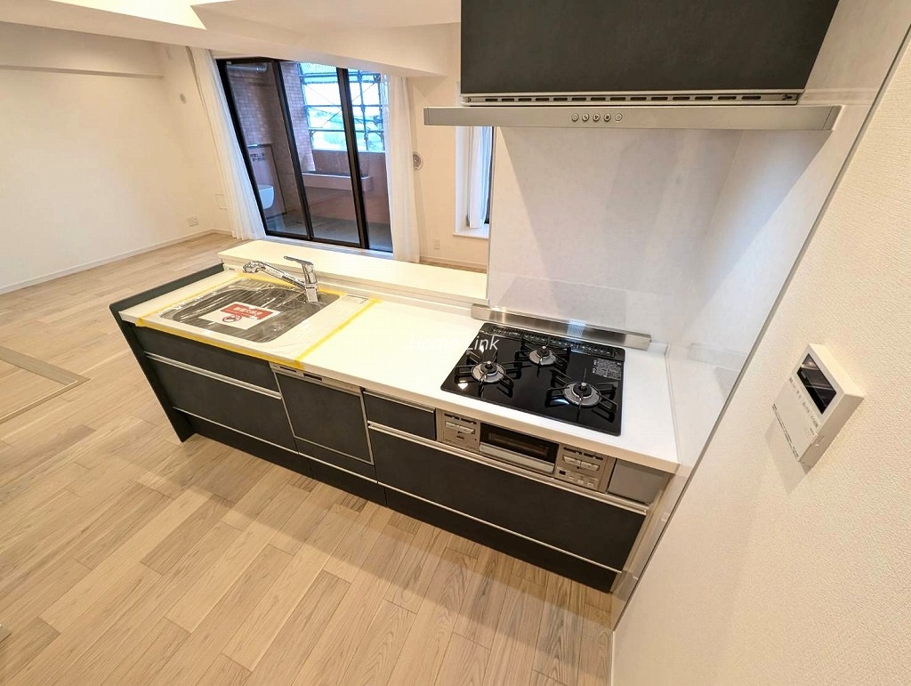 ライオンズガーデン東武練馬1番館5階　リビングを見渡すキッチン