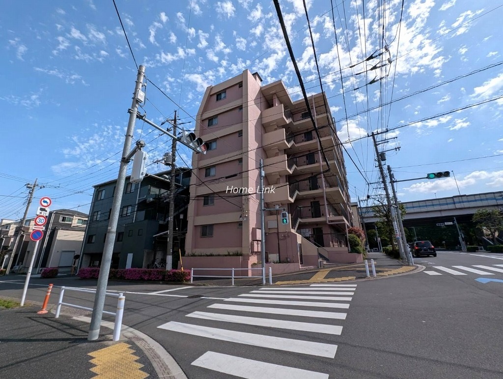 三田高島平第二コーポ　角地に立地