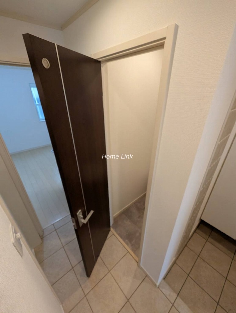 東新町2丁目　中古戸建　1階 トイレへ