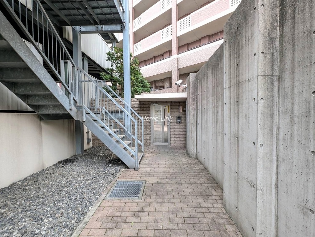 パークスクエア川口　駐車場出入口