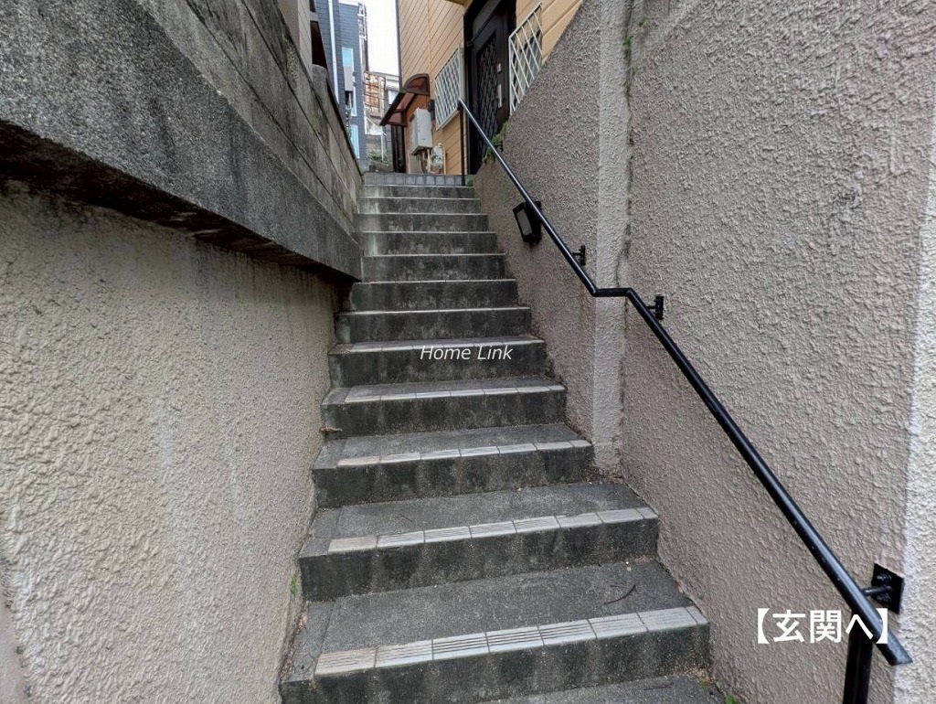 中台2丁目　中古戸建　玄関へ