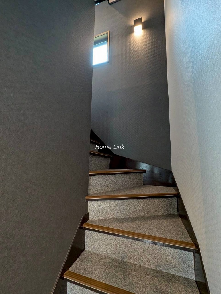 東坂下1丁目　中古戸建　2階へ