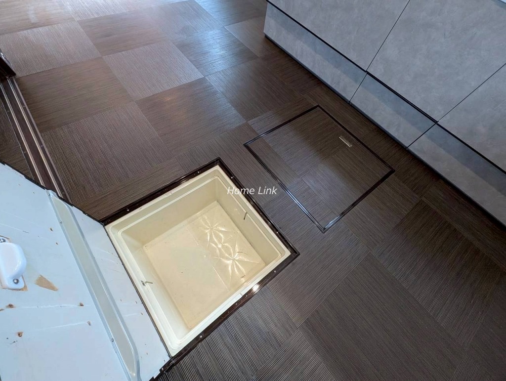 東坂下1丁目　中古戸建　キッチン床下収納庫
