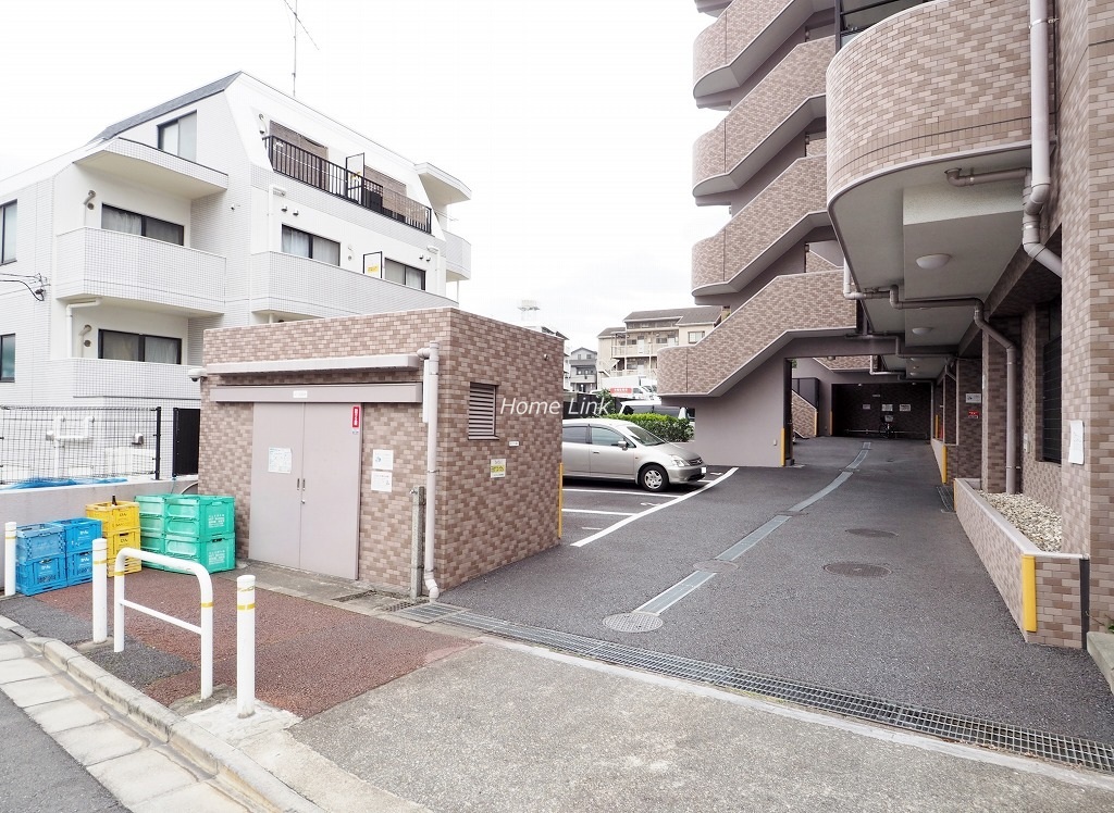 ライオンズマンション赤塚公園　駐車場出入口