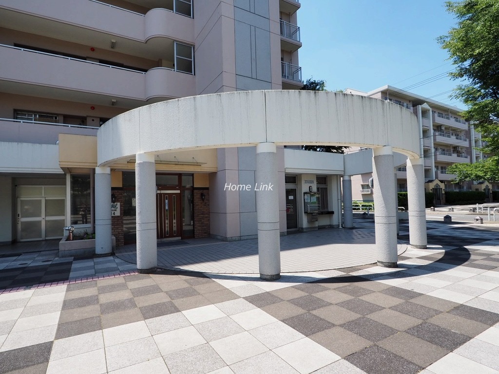 新蓮根団地14号棟　エントランス前