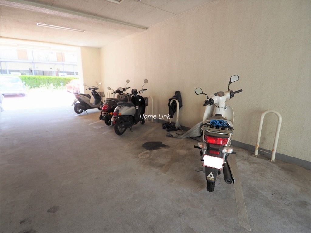 新蓮根団地14号棟　バイク置き場