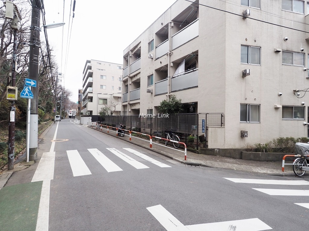 サンモール小豆沢　角地に立地